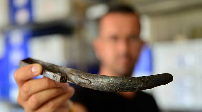 Assos'ta 2 bin yıllık bronz "strigilis"ler bulundu