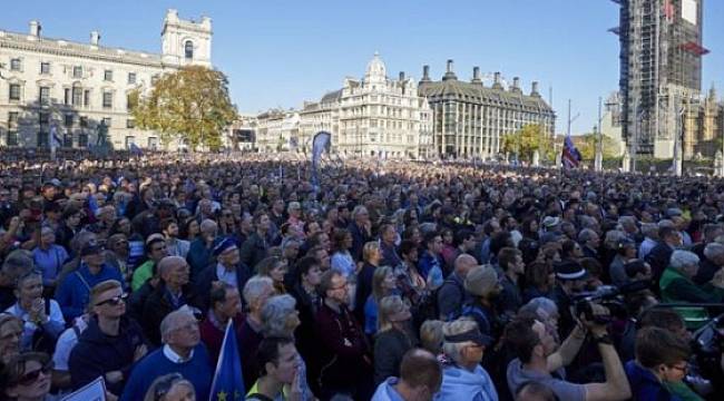 Brexit | Yüzbinlerce İngiliz yeniden referandum talep etti
