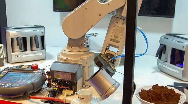 Bu robot kahvenin köpüğünü taşırmıyor, cezvesini de yıkıyor