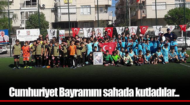 Cumhuriyet Bayramını sahada kutladılar...