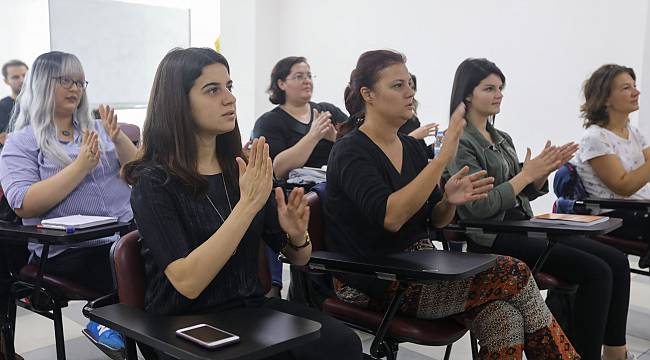 Cumhuriyeti işaret diliyle kutladılar