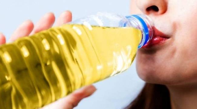 Doktorlar sosyal medyada yayılan modaya karşı uyarıyor: İdrarınızı içmeyin