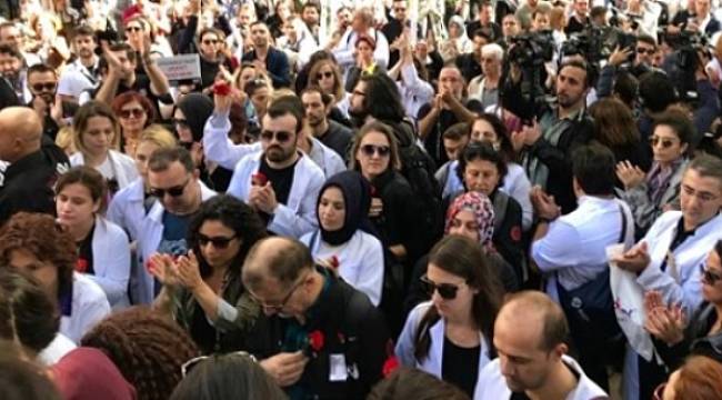 Doktorlardan 'Sessiz-Siyah Çığlık Yürüyüşü'