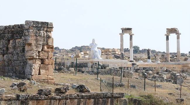&quot;Hades ile Üç Başlı Köpeği&quot; Cehennem Kapısı&#039;na döndü