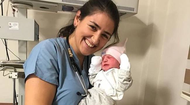 Hastaneyi beklemedi ambulansta dünyaya geldi!