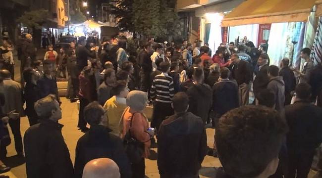 Kalabalık durmadı, polis binaya sakladı!