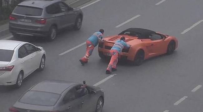 Lamborghini yolda kaldı, işçiler itti