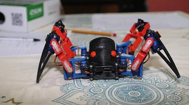 Öğrencilerin yaptığı robot örümcek ilgi gördü