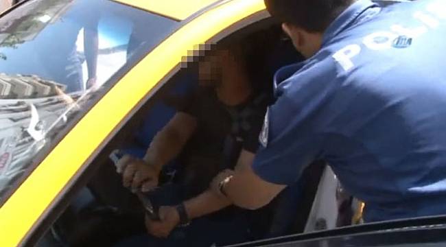 Polis bile şaştı kaldı! Şoförü indirdi, kendi sürdü...