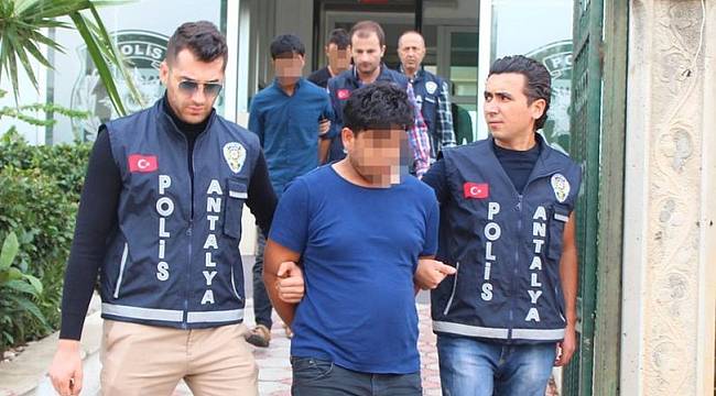 'Polis ve savcı' yalanıyla yaşlı kadını 100 bin TL dolandırdılar