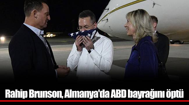 Rahip Brunson, Almanya'da ABD bayrağını öptü