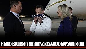 Rahip Brunson, Almanya'da ABD bayrağını öptü