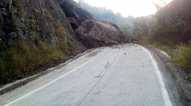 Rize'de heyelan! Yol ulaşıma kapandı