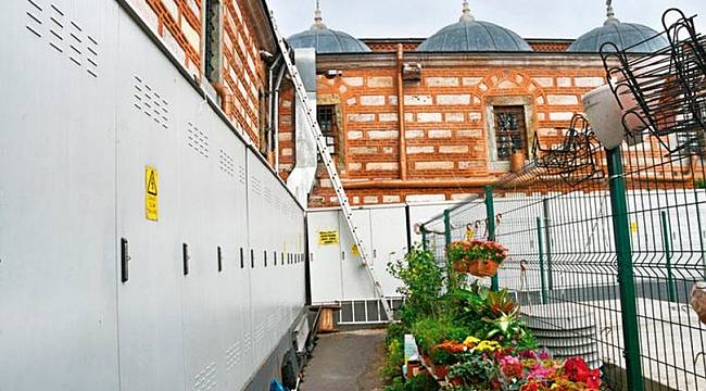 Tarihi Mısır Çarşısı'nın duvarına elektrik panosu konuldu