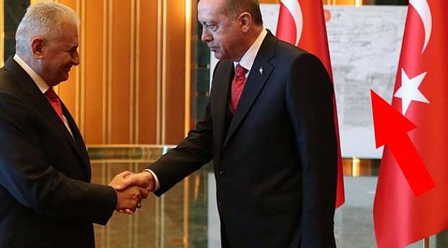 Tebrikler sırasında Külliye'de dikkat çeken pano!
