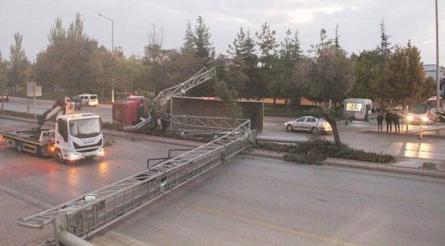 TIR'ın damperi açılınca ortalık savaş alanına döndü