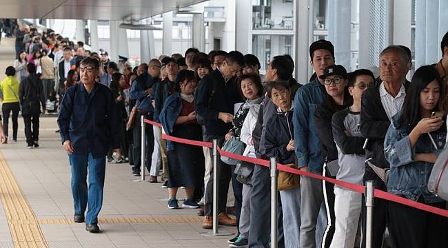 Tokyo'nun yeni balık pazarına ziyaretçi akını