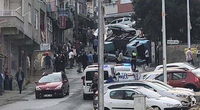 Trabzon'da freni boşalan vinç yola devrildi, kaza ucuz atlatıldı