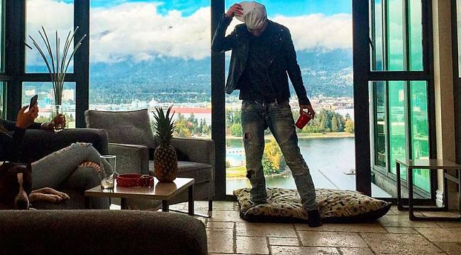 Ünlü rapçi uçakta klip çekerken düşüp hayatını kaybetti