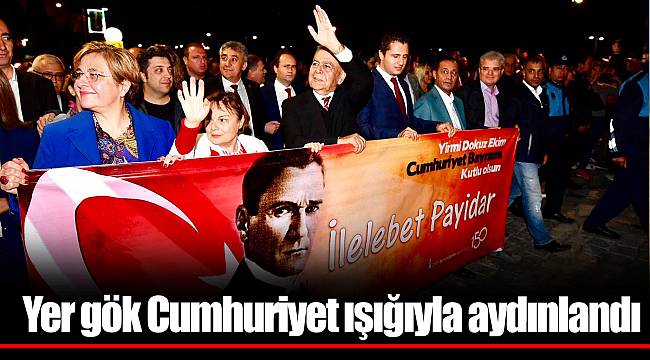 Yer gök Cumhuriyet ışığıyla aydınlandı