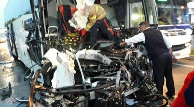 Yolcu otobüsü TIR'a çarptı: Ölü ve yaralılar var