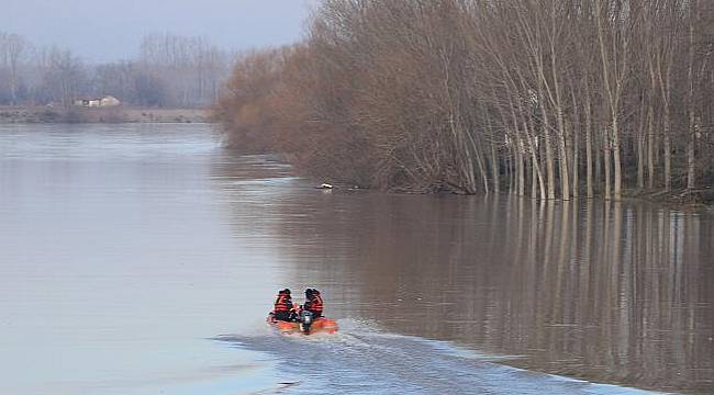 Yunanistan'a geçmek isteyen kaçak göçmen botu Meriç Nehri'nde alabora oldu