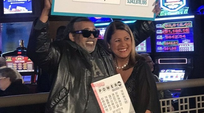 25 yıl aynı sayılarla loto oynadı, 343,9 milyon dolar kazandı!