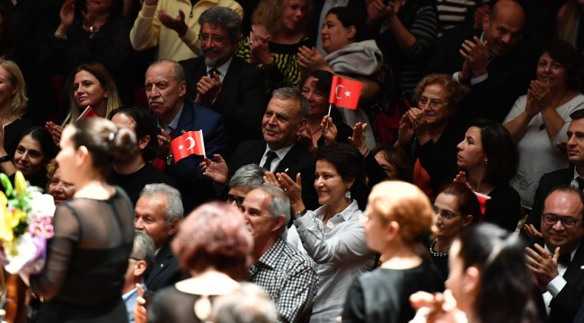Alkışlar "Sensin Atatürk" için