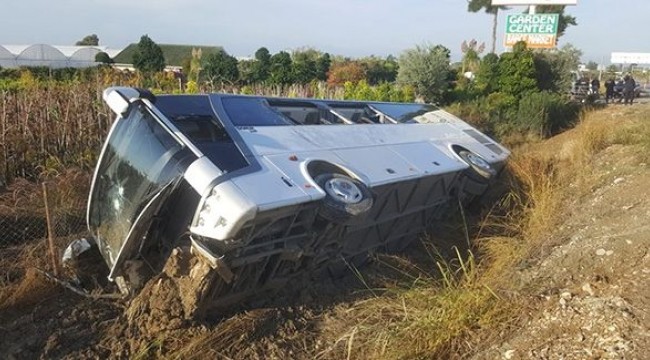 Antalya'da servis otobüsü devrildi: 14 yaralı