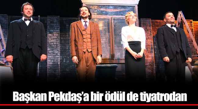 Başkan Pekdaş’a bir ödül de tiyatrodan