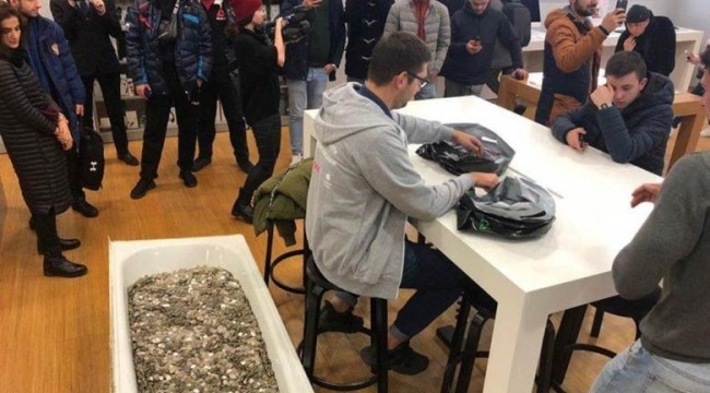 Bir küvet bozuk parayla iPhone XS satın aldı