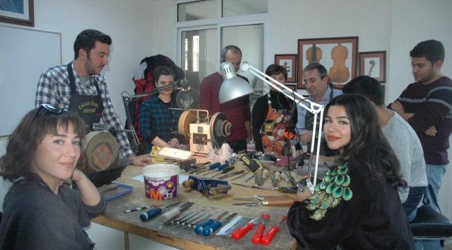 ÇALGI YAPMAYI USTA ELLERDEN ÖĞRENİYORLAR