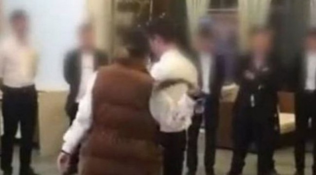 Çalışanlarını idrar içmeye ve hamam böceği yemeğe zorladı!