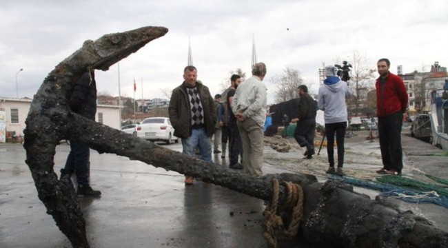 Denize açılan balıkçının ağına tarihi çapa takıldı