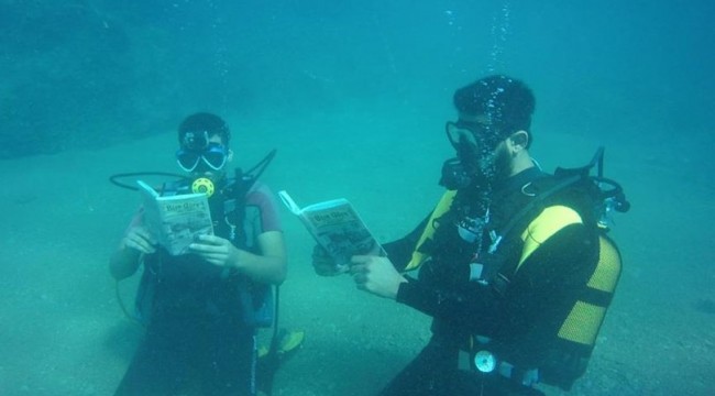 Denizin 10 metre derinliğinde kitap okudular