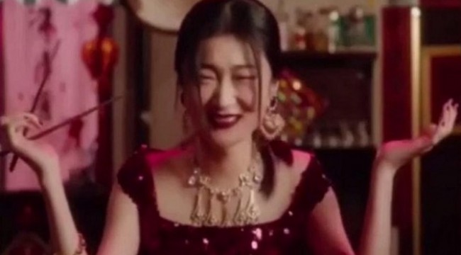 Dolce & Gabbana Çin halkı ile dalga geçip ırkçılık yapmakla suçlanıyor