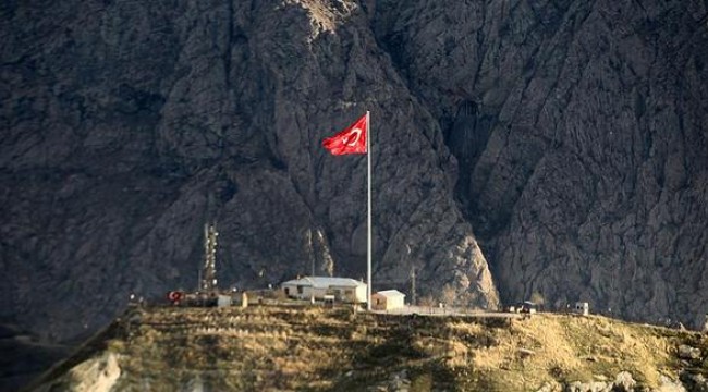 Hakkari'de dev Türk bayrağı göndere çekildi