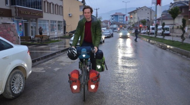 Hindistan'daki eşinin yanına bisikletle gidiyor