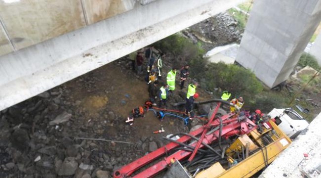 İstanbul'da beton mikseri viyadükten uçtu