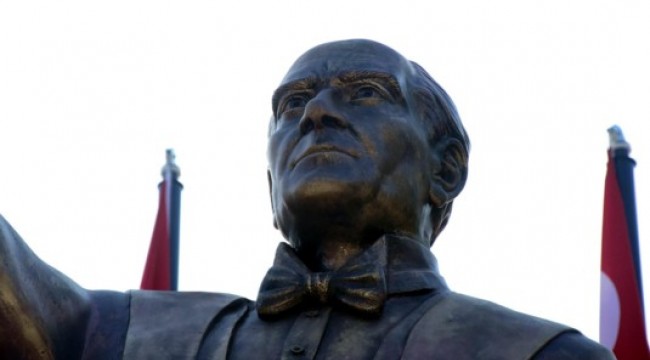 İzmir'de Atatürk heykeli tartışması: Hiç benzemiyor