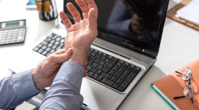 Karpal Tünel Sendromu Ofis Çalışanlarını Tehdit Ediyor