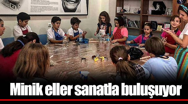 Minik eller sanatla buluşuyor