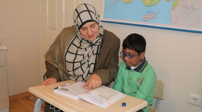 Öğretmenliğe 60'ında başladı, hasta öğrenciye "güneş" oldu!