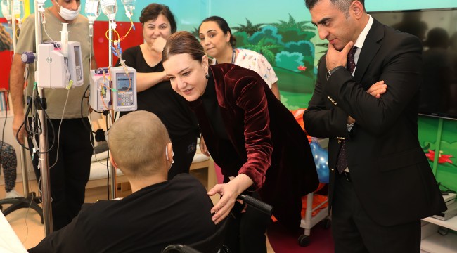 Rektör Hotar, Onkoloji Servisindeki çocukları ziyaret etti