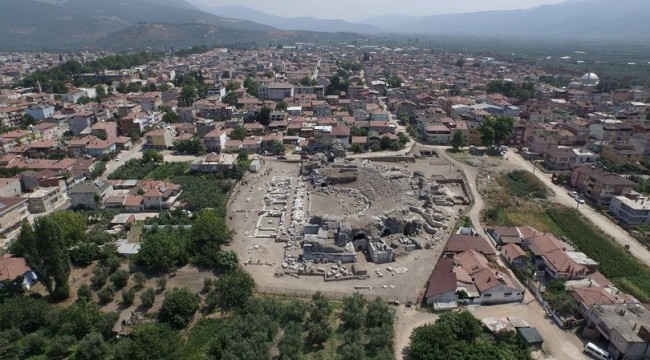 Tarihi Roma Tiyatrosu'ndan 2500 yıllık seramikler çıktı