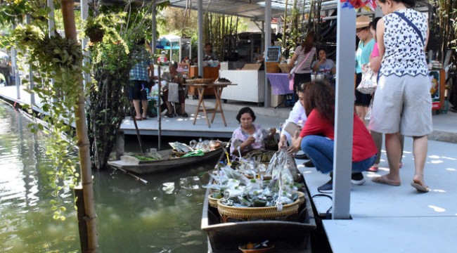 Tayland'ın yüzen pazarları turistleri çekiyor