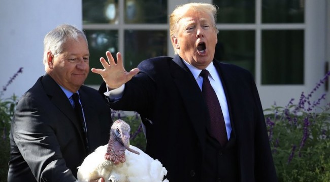 Trump geleneği bozmadı, ikisini de affetti!