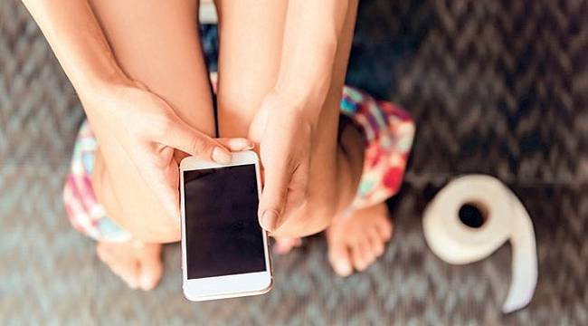 Tuvalette telefon mikrop yuvası