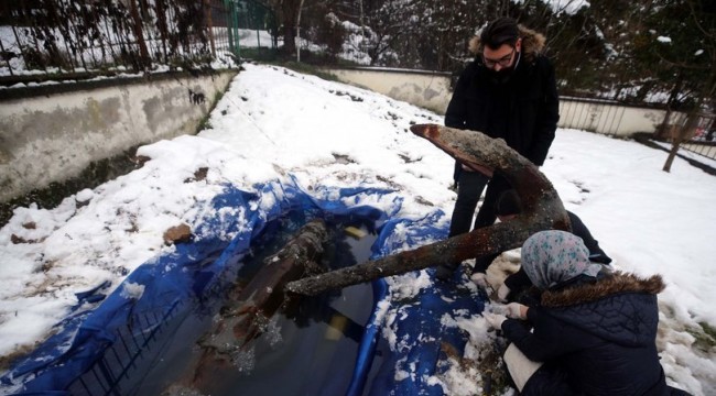 Ağa takılan tarihi çapa su altına ışık olacak