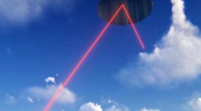 Aselsan'ın lazer silahı havadaki yansıtıcı üzerinden çok uzaktaki hedefi vuruyor